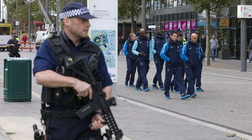 Λονδίνο: Παρουσία βαριά οπλισμένων αστυνομικών η… βόλτα των Γάλλων διεθνών! [φωτο]